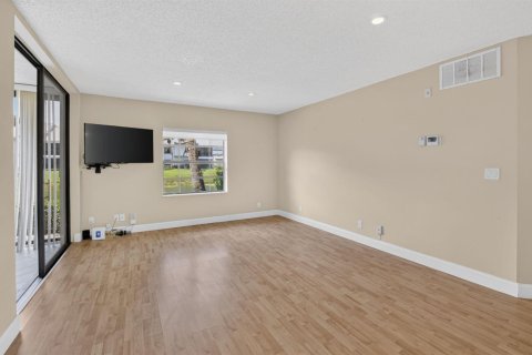 Condo in Boynton Beach, Florida, 2 bedrooms № 2262447 - photo 7