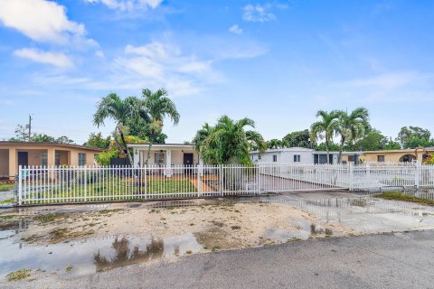 House in Hialeah, Florida 7 bedrooms, 142.88 sq.m. № 1160457 - photo 1