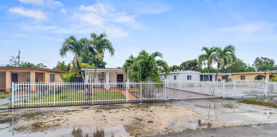House in Hialeah, Florida 7 bedrooms, 142.88 sq.m. № 1160457