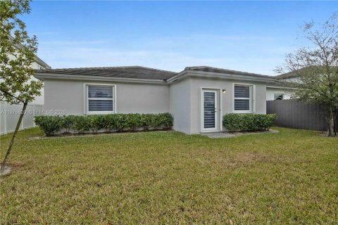 House in Miami, Florida 4 bedrooms, 179.02 sq.m. № 2079351 - photo 27