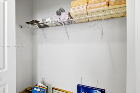 House in Miami, Florida 4 bedrooms, 179.02 sq.m. № 2079351 - photo 9