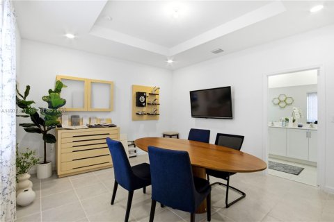House in Miami, Florida 4 bedrooms, 179.02 sq.m. № 2079351 - photo 18