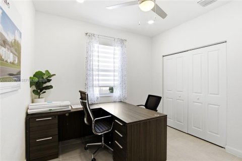 House in Miami, Florida 4 bedrooms, 179.02 sq.m. № 2079351 - photo 14