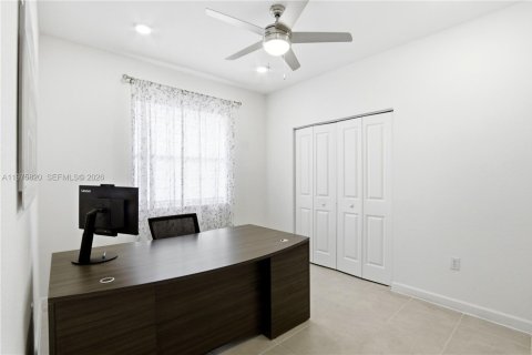 House in Miami, Florida 4 bedrooms, 179.02 sq.m. № 2079351 - photo 4