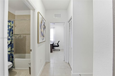 House in Miami, Florida 4 bedrooms, 179.02 sq.m. № 2079351 - photo 11