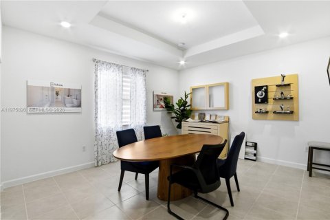 House in Miami, Florida 4 bedrooms, 179.02 sq.m. № 2079351 - photo 17