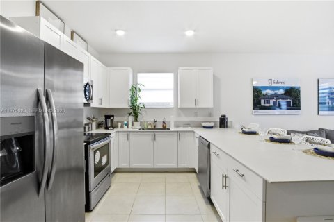 House in Miami, Florida 4 bedrooms, 179.02 sq.m. № 2079351 - photo 23