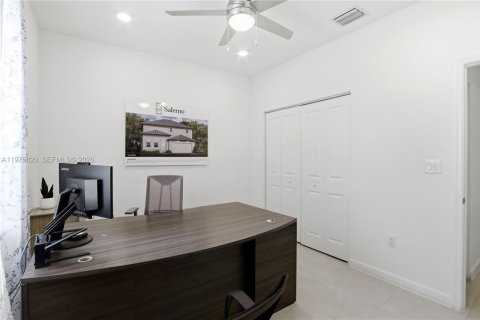 House in Miami, Florida 4 bedrooms, 179.02 sq.m. № 2079351 - photo 8