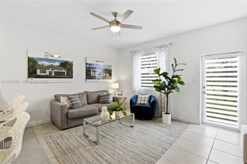 House in Miami, Florida 4 bedrooms, 179.02 sq.m. № 2079351 - photo 24