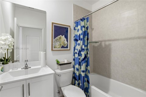 House in Miami, Florida 4 bedrooms, 179.02 sq.m. № 2079351 - photo 12