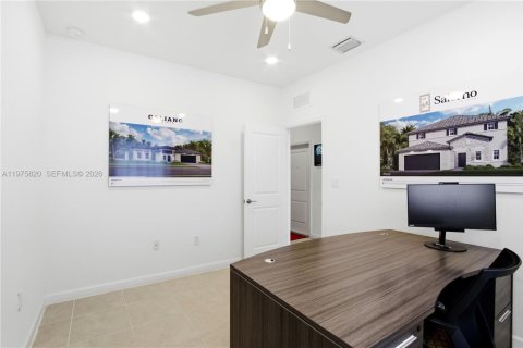 House in Miami, Florida 4 bedrooms, 179.02 sq.m. № 2079351 - photo 5