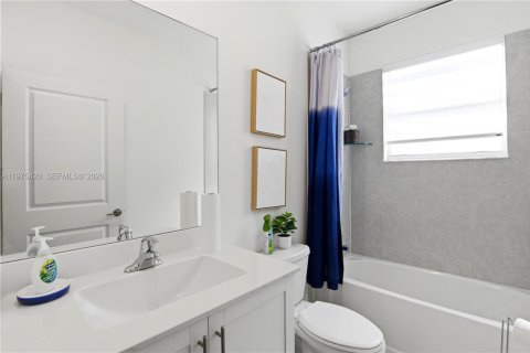 House in Miami, Florida 4 bedrooms, 179.02 sq.m. № 2079351 - photo 6