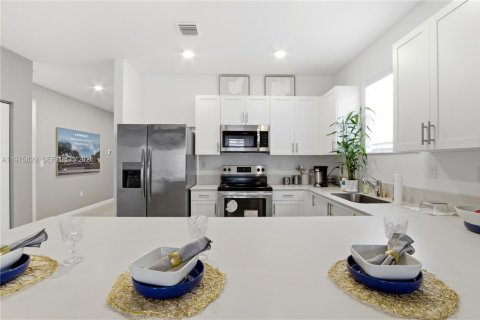 House in Miami, Florida 4 bedrooms, 179.02 sq.m. № 2079351 - photo 25