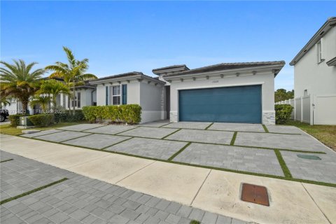 House in Miami, Florida 4 bedrooms, 179.02 sq.m. № 2079351 - photo 2