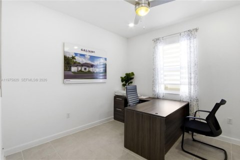 House in Miami, Florida 4 bedrooms, 179.02 sq.m. № 2079351 - photo 13