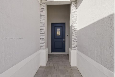 House in Miami, Florida 4 bedrooms, 179.02 sq.m. № 2079351 - photo 3