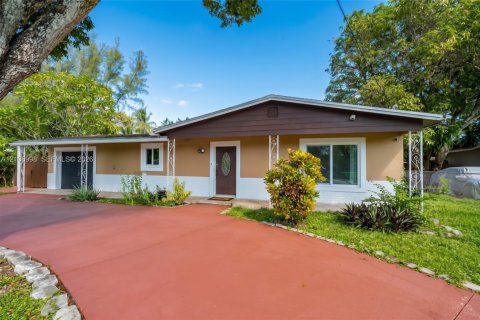 Villa ou maison à Sunrise, Floride 3 chambres, 181.16 m2 № 2418292
