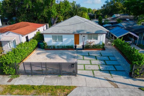 House in Miami, Florida 3 bedrooms, 130.62 sq.m. № 1951906 - photo 1