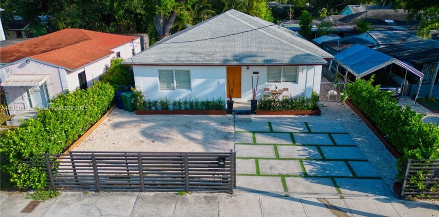 House in Miami, Florida 3 bedrooms, 130.62 sq.m. № 1951906