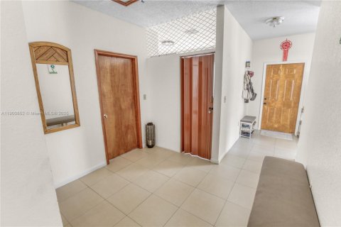 House in Miami, Florida 3 bedrooms, 130.62 sq.m. № 1951906 - photo 4