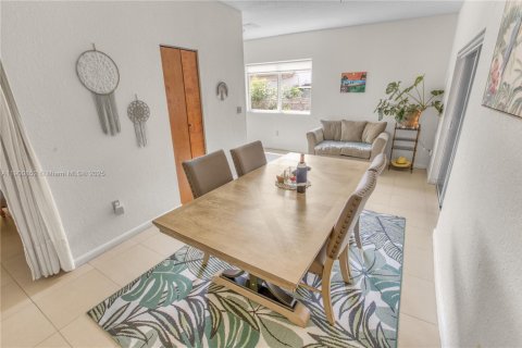 House in Miami, Florida 3 bedrooms, 130.62 sq.m. № 1951906 - photo 8