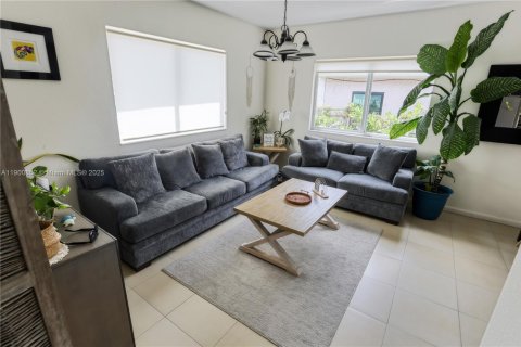 House in Miami, Florida 3 bedrooms, 130.62 sq.m. № 1951906 - photo 6