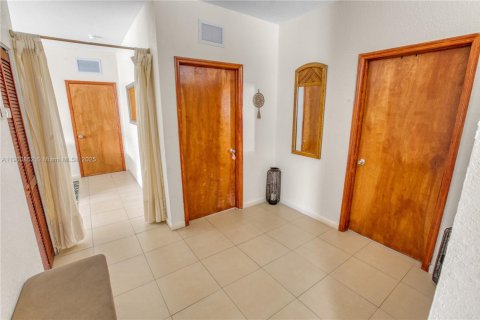 House in Miami, Florida 3 bedrooms, 130.62 sq.m. № 1951906 - photo 11