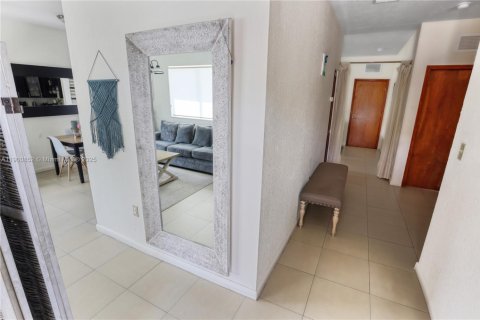 House in Miami, Florida 3 bedrooms, 130.62 sq.m. № 1951906 - photo 5