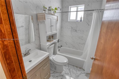 House in Miami, Florida 3 bedrooms, 130.62 sq.m. № 1951906 - photo 12