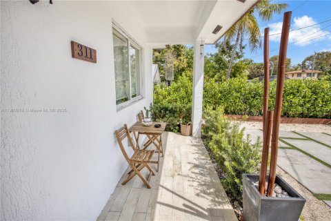 House in Miami, Florida 3 bedrooms, 130.62 sq.m. № 1951906 - photo 3