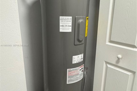 Condo in Doral, Florida, 2 bedrooms  № 2055611 - photo 12