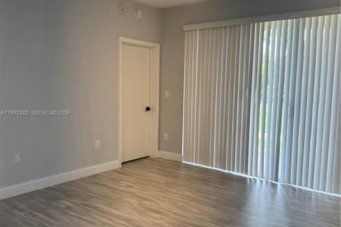 Condo in Doral, Florida, 2 bedrooms  № 2055611 - photo 3