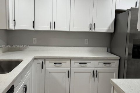 Condo in Doral, Florida, 2 bedrooms  № 2055611 - photo 2