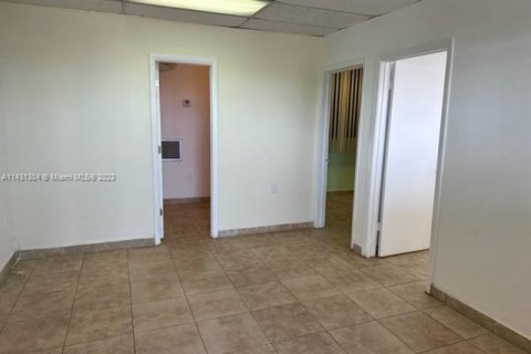 Bureau à louer à Miami, Floride № 652463 - photo 1