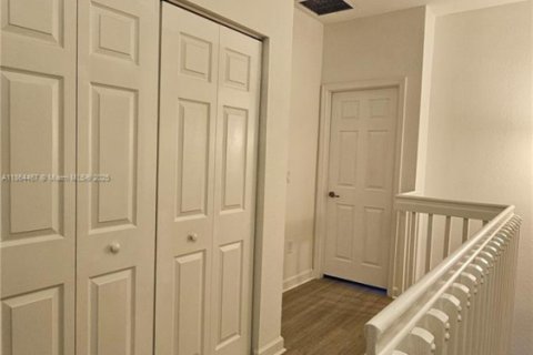 Снять в аренду таунхаус в Дорал, Флорида 3 спальни, 149.57м2, № 1963470 - фото 16