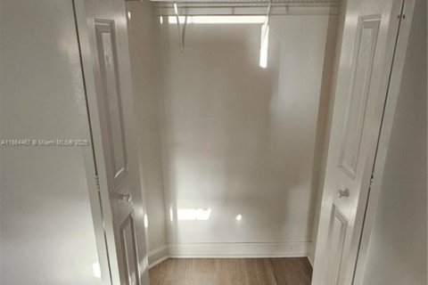 Снять в аренду таунхаус в Дорал, Флорида 3 спальни, 149.57м2, № 1963470 - фото 26