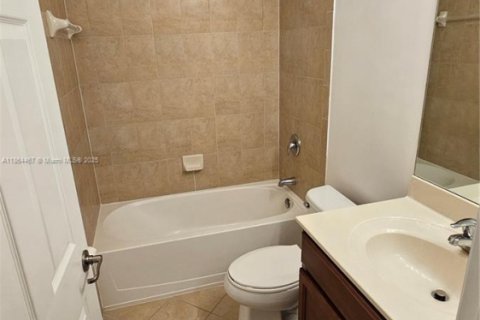 Снять в аренду таунхаус в Дорал, Флорида 3 спальни, 149.57м2, № 1963470 - фото 29