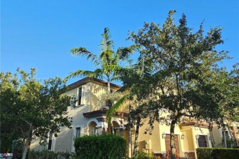 Снять в аренду таунхаус в Дорал, Флорида 3 спальни, 149.57м2, № 1963470 - фото 5