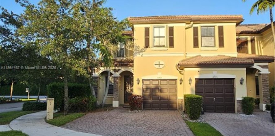 Таунхаус в Дорал, Флорида 3 спальни, 149.57м2 № 1963470