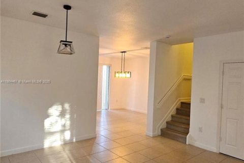 Снять в аренду таунхаус в Дорал, Флорида 3 спальни, 149.57м2, № 1963470 - фото 8