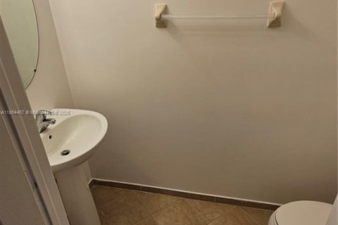 Снять в аренду таунхаус в Дорал, Флорида 3 спальни, 149.57м2, № 1963470 - фото 9