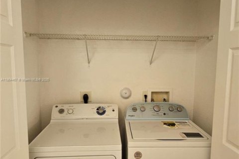 Снять в аренду таунхаус в Дорал, Флорида 3 спальни, 149.57м2, № 1963470 - фото 28