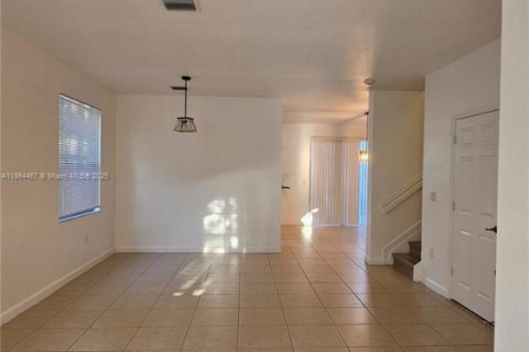 Снять в аренду таунхаус в Дорал, Флорида 3 спальни, 149.57м2, № 1963470 - фото 7