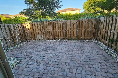 Снять в аренду таунхаус в Дорал, Флорида 3 спальни, 149.57м2, № 1963470 - фото 12