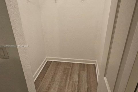 Снять в аренду таунхаус в Дорал, Флорида 3 спальни, 149.57м2, № 1963470 - фото 23