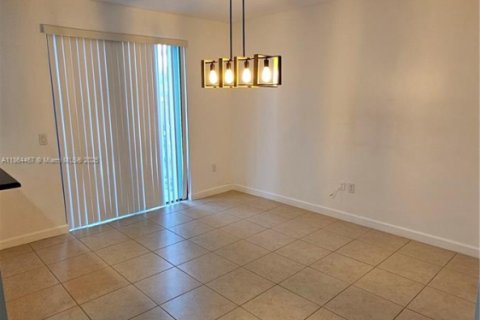 Снять в аренду таунхаус в Дорал, Флорида 3 спальни, 149.57м2, № 1963470 - фото 10