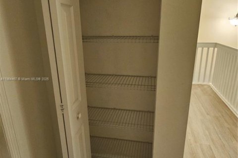 Снять в аренду таунхаус в Дорал, Флорида 3 спальни, 149.57м2, № 1963470 - фото 18