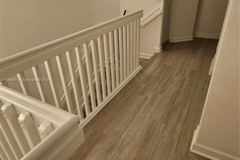 Снять в аренду таунхаус в Дорал, Флорида 3 спальни, 149.57м2, № 1963470 - фото 17