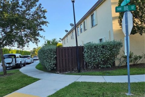 Снять в аренду таунхаус в Дорал, Флорида 3 спальни, 149.57м2, № 1963470 - фото 6