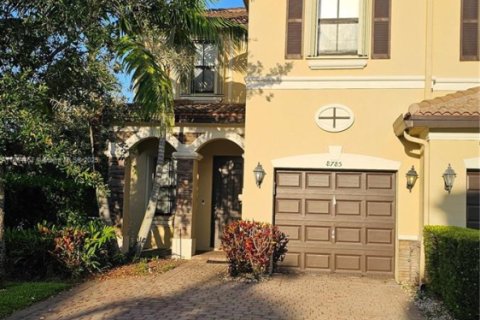 Снять в аренду таунхаус в Дорал, Флорида 3 спальни, 149.57м2, № 1963470 - фото 2